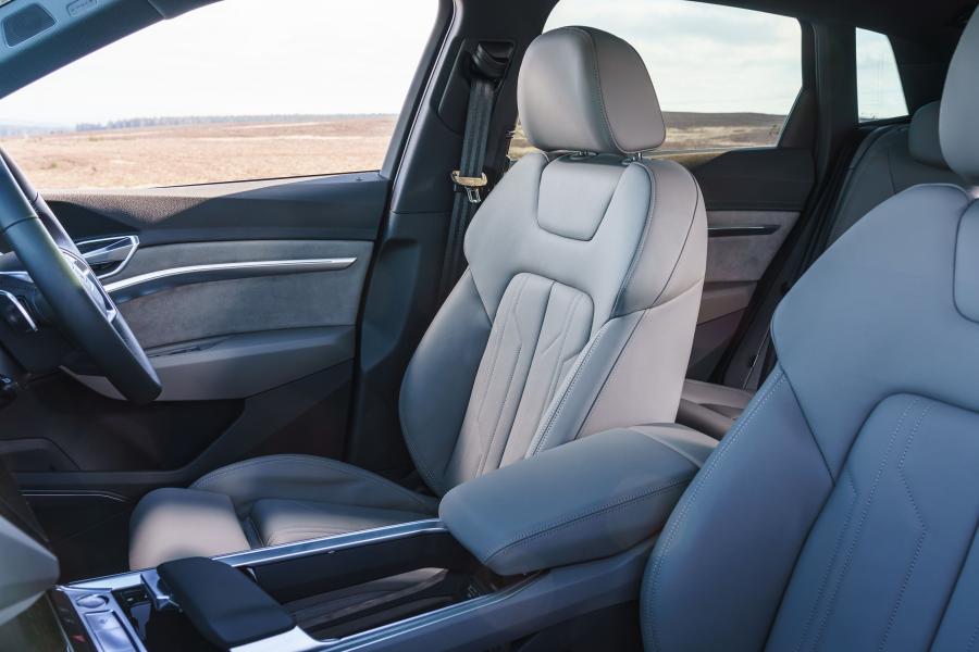Интерьер Audi e-tron 55 Quattro 2019 года  (UK) (фото 11 из 40)